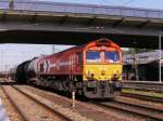 DE 63(Class66) der HGK durchfhrt am 17.06.2009 den Regensburger Hbf mit Kesselzug.