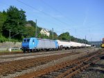 185 521-2 der HGK zieht am 21. August 2010 einen Gaskesselzug durch Kronach.