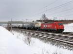 Die 185 632 am 03.01.2011 mit einem Kesselwagenzug unterwegs bei Hebertshausen. 