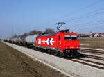 Die 185 588 mit einem Kesselwagenzug am 15.03.2012 unterwegs bei Hattenhofen.