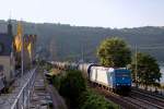 Im letzten Abendlicht des 9. Julis 2010 rollt 185 521-2 mit einem Kesselzug durch Oberwesel.