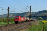 185 582 mit einem Kesselzug am 19.04.2011 unterwegs bei Himmelstadt.