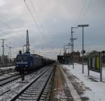 Am 08.12.2012 kam 145 CL 201 der HGK mit einem Kesselzug durch Stendal.