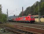 185 585-7 und eine weitere HGK 185 ziehen am 01. Mai 2013 einen Class 66 und einen Kesselwagenzug durch Kronach.