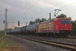 HGK 185 586-5  Heizproll  mit einem Kesselwagenganzzug am frhen Morgen des 11.07.2013 bei der nrdlichen Einfahrtsgruppe von Orschweier gen Sden.