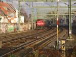 Die De72 der Hafen und Güterverkehr Köln AG wartet auf Fahrt beim Bahnhof Ehrenfeld.