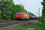 185 586 HGK mit Heizöl Werbung kommt mit Kesseln auf der Filsbahn in Richtung Stuttgart.(Uhingen-Fils 10.5.2014)