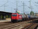 Mit einem Kesselzug am Haken fährt am 24.09.2014 HGK 185 630 durch Berlin-Schönefeld.