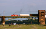 HGK DE 71 befährt mit einer Übergabe die Kölner Südbrücke bzw. eine der Vorfluterbrücken in Köln-Poll.
Aufnahmedatum: 30.06.2010