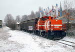 Mit einigen Güterwagen macht sich DE 86 der HGK Köln am 17.12.2010 auf den Rückweg vom Stürzelberger Hafen in Richtung Nievenheim