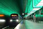 Die Station Hamburg Hafencity Universität ist für mich eine der interessantesten Stationen da hier in kurzen Intervalen sich die Lichtfarben ändern. DT5 379 steht in Hamburg Hafencity während die Station in angenehmen grün gehüllt ist.

Hamburg 28.07.2021