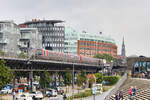 Doppeltraktion DT5 als U3 Barmbek-Saarlandstraße am 12.09.2021 zwischen Baumwall und Landungsbrücken in Hamburg.