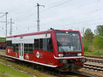 Der Triebzug VT504 002 Mitte Mai 2021 bei der Ankunft am Hauptbahnhof in Neustrelitz.