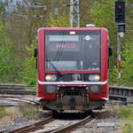 Der Triebzug VT504 002 Mitte Mai 2021 bei der Ankunft am Hauptbahnhof in Neustrelitz.