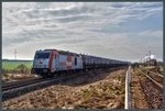 285 001-4 der Havelländischen Eisenbahn passiert am 02.04.2016 mit einem Kalkzug das Bw Staßfurt.