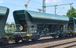 Diese grünen noch in Firmenfarben der ENERCON gestalteten Drehgestell-Schüttgutwagen mit dosierbarer Schwerkraftentladung vom Einsteller ON Rail GmbH sind seit einiger Zeit in