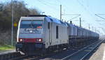 Havelländische Eisenbahn AG, Berlin-Spandau [D] mit  285 102-0  [NVR-Nummer: 92 80 1285 102-0 D-HVLE] mit einem Ganzzug der Spezialwagen der Firma Fels-Werke GmbH der Gattung Slmmps zum Transport von Kalk (Rübeland Bahnstrecke) am 24.03.20 Bf. Wellen (Magdeburg). 