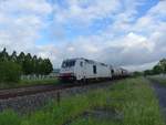 Hafelländische Eisenbahn AG  285 105-3 TRAXX DE (9280 1285 105-3 D-HVLE) mit einem Getreidezug am Morgen des 4.6.2020 auf dem Weg durch Gera gen Süden 