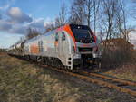Die HVLE-159 006(90 80 2159 006-6 D-HVLE), eine 2020 von Stadler in Valencia gebaute Lok des Typs Eurodual-D, ist mit einem langen Zug aus Schüttgutwagen des Typs Faccns von GATX unterwegs