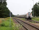 Eine Lok des EVU HVLE, eine Hybrid Lok gebaut bei Stadler mit einem Ganzzug, auf Ausfahrt wartend auf den Gleisen des Kieswerkes  Mühlberg.
