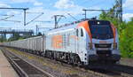 Havelländische Eisenbahn AG, Berlin-Spandau [D] mit der Eurodual Lok  159 005  [NVR-Nummer: 90 80 2159 005-8 D-HVLE] und einem Ganzzug offener Drehgestell-Güterwagen am 31.08.22 Durchfahrt