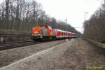 1.April 2008: Von Helmstedt kommend kurz vor Braunschweig: Lok v160.3 des Unternehmens   Havellndische Eisenbahn AG (hvle)  mit einem (anscheinend) Fabrikneuen Triebwagen am Haken.