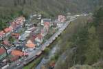 V330.2 zieht einen Kalkesselzug durch Rbeland. 285 001 schiebt am Ende nach; 02.05.2008