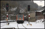 185641-8 der hvle kommt hier am 29.01.2017 mit einem beladenen Kalkzug von den Felswerken im Bahnhof Rübeland in Richtung Blankenburg an.