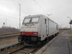 Hvle 285 104,am 01.Februar 2019,am Bahnsteig in Mukran Mitte. 