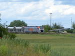 hvle 159 003 mit einem beladenen Kieszug, am 06.06.2020 im Anschluss der KIMM Baustoffwerke KG in Elxleben.