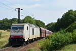 285 102-0 hängt als Schiebelok an einem Kalkzug auf den Weg nach Blankenburg hier in Hüttenrode. Hier sieht man deutlich die Steigung bzw das Gefälle nach Blankenburg.

Hüttenrode 08.08.2018