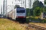 HVLE 285 102-0 und zweite Lok (nicht mehr in Erinnerung) mit Getreidezug am 17.06.2021 durch Anklam. Ich stehe am Bü bei km 175,2.