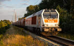 HVLE 264 004 zimmerte mit einem leeren Getreidezug aus Mukran der Abendsonne entgegen.