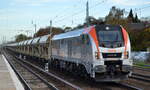 Havelländische Eisenbahn AG, Berlin-Spandau [D] mit ihrer  159 004  [NVR-Nummer: 90 80 2159 004-1 D-HVLE] und einem staubenden Schüttgutwagenzug am 08.11.22 Berlin Hirschgarten.