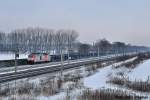 Genau eine halbe Stunde nach der HGK-Fuhre,kam die zur hvle-Spandau gehrende 285 102-0 mit einer leeren Fuhre aus blauen Autotransportern ebenfalls auf dem Weg nach Berlin daher gefahren,bei Dallgow-Dberitz 05.01.10