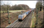 Am 18.02.2020 war Hectorrail 241002 mit einem Containerzug im Einschnitt kurz vor Vehrte um 10.06 Uhr auf der Rollbahn unterwegs.