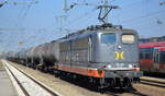 Hector Rail mit  162.003  Name: „Metropolis“ (NVR: „91 80 6 151 027-0-D-HCTOR“) und Kesselwagenzug (Dieselkraftstoff) am 23.03.22 Durchfahrt Bf.
