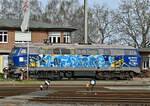 218 450-5 von Hering-Bahnbau in Brühl-Vochem. Dachte zuerst an Graffiti, ist aber die Originalbeschriftung von Hering - 28.03.2023