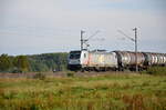 Akiem 187-502-0 vermietet an die Hessische Güterbahn zieht ihren Kesselwagenganzzug in Richtung Norden am Abend des 23.09.2022 