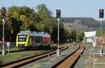 Auf dem Weg von Bad Berleburg nach Betzdorf kommt der HLB-VT 263 am 11.10.2022 in Erndtebrück an. Links geht es nach Bad Berleburg, die rechten Gleise führen nach Marburg.