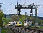 Alt trifft neu. Auf der Ruhr-Sieg Strecke findet man überall noch Überreste von der einstigen Bedeutung dieser Strecke und Bahnhöfe. Seit 2002 ist der Bahnhof Finnentrop mit ESTW ausgestattet. Ab 2007 hat man auf der Ruhr-Sieg Strecke die Bahnsteige angehoben und barrierefrei ausgebaut und dabei auch extrem gekürzt. Ein unbekannter 648er der HLB passiert das ehemalige Stellwerk Fs und erreicht den bahnhof Finnentrop.

Finnentrop 27.04.2019
