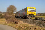 Ein VT2E der HLB ist am 25.02.2021 als RB15 24339 auf dem Weg nach Bad Homburg und hat gerade die große Kurve um Hundstadt herum fast geschafft. Eine Aufnahme von der  Sonnenseite  kann nicht veröffentlicht werden, einige Leute mit zuviel Farbe in den Sprühdosen haben da wieder mal ihr  Können  gezeigt, vorne rechts sieht man noch einen kleinen weißen Pfeil. Die Betonteile an der Seite künden von bevorstehenden Bauarbeiten, es sollen alle Kabel für Signale und Kommunikation erneuert werden, im laufenden Jahr ist deshalb schon mal SEV an allen Wochenenden angekündigt;-(
Die Erneuerung wird als Vorlauf für die beschlossene Weiterführung der S5 bis
Usingen durchgeführt, mir ist schleierhaft, wie man ein stabiles System wie hier durch einen äußerst unzuverlässigen S-Bahn-Betrieb ersetzen kann und das auch noch als Vorteil verkauft. 
