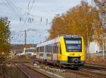 
Der Alstom Coradia LINT 41 der neuen Generation / neue Kopfform, der VT 505 (95 80 1648 105-2 D-HEB / 95 80 1648 605-1 D-HEB) der HLB (Hessische Landesbahn GmbH) fährt am 08.11.2015, als RB 93  Rothaarbahn  (Bad Berleburg - Kreuztal - Siegen), von Kreuztal weiter in Richtung Siegen. 

Der LINT 41 wurde im Juni 2015 von ALSTOM LHB (Salzgitter) unter der Fabriknummer D041418-005 gebaut und an die HLB für den Standort Siegen ausgeliefert. Abnahmetag war der 30.06.2015. 

Eigentlich müssten diese LINT mit der neuen Kopfform ja LINT 42 heißen, da sie mit einer Länge von 42,17 m etwas länger sind als die ursprünglichen LINT 41 (41,81 m). Denn die Bezeichnung LINT 41 bedeutet „leichter innovativer Nahverkehrstriebwagen“, die 41 steht für die Länge der vollen Meter (bei dem ursprünglichen 41,81 m). 

Wird die Bezeichnung „H“ (LINT 41/H) verwendet, so sind es Hochflur-Fahrzeuge. Dies hier ist aber ein zweiteiliger Niederflur-Dieseltriebwagen, welches man gut an der bis unten gehenden Tür erkennen kann.

Hinweis: Durch den Bildzuschnitt entspricht der Zoom ca. 200 mm