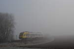 Durch den Nebel kämpft sich ein LINT der hessischen Landesbahn gen Westerburg.