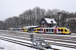 HLB Während VT 205 (640 105) als RB 90 (61730)  Westerwald-Sieg-Bahn  Westerburg - Siegen Hbf (rechts) in den Bahnhof Nistertal-Bad Marienberg einfährt, wartet HLB VT 251 (648 151/651) als