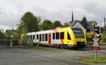 Am 03.10.2022 verlässt ein LINT 41 der HLB auf seinem Weg von Siegen nach Bad Berleburg den Bahnhof Ferndorf, links im Hintergrund sind Bahnhofsgebäude und Ausfahrsignal erkennbar, im