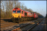 Mit der Class 66 DE 672 von Transpetrol am Haken fährt hier HGK 145CL012 am 16.12.2007 durch den Bahnhof Natrup Hagen in Richtung Osnabrück.