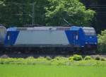 185 521 - 2 der HGK mit einem ler bei ihrer Fahrt durch das Wehretal am 23.05.2009.