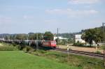 Der freundliche Lokfhrer der 185 605-3 der HGK, welche einen langen Kesselzug am Haken hatte, grte die Fotografen bei km 30 der Filsbahn am 6.8.2009 mit einem lauten Pfiff.