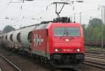 Die 185 542-8 fhrt mit einem kurzen Gterzug durch Dsseldorf Rath am 11.08.2009